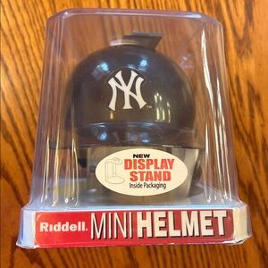 NWT New York Yankees Riddell Mini Batting Baseball Helmet w/ Stand - Left Ear